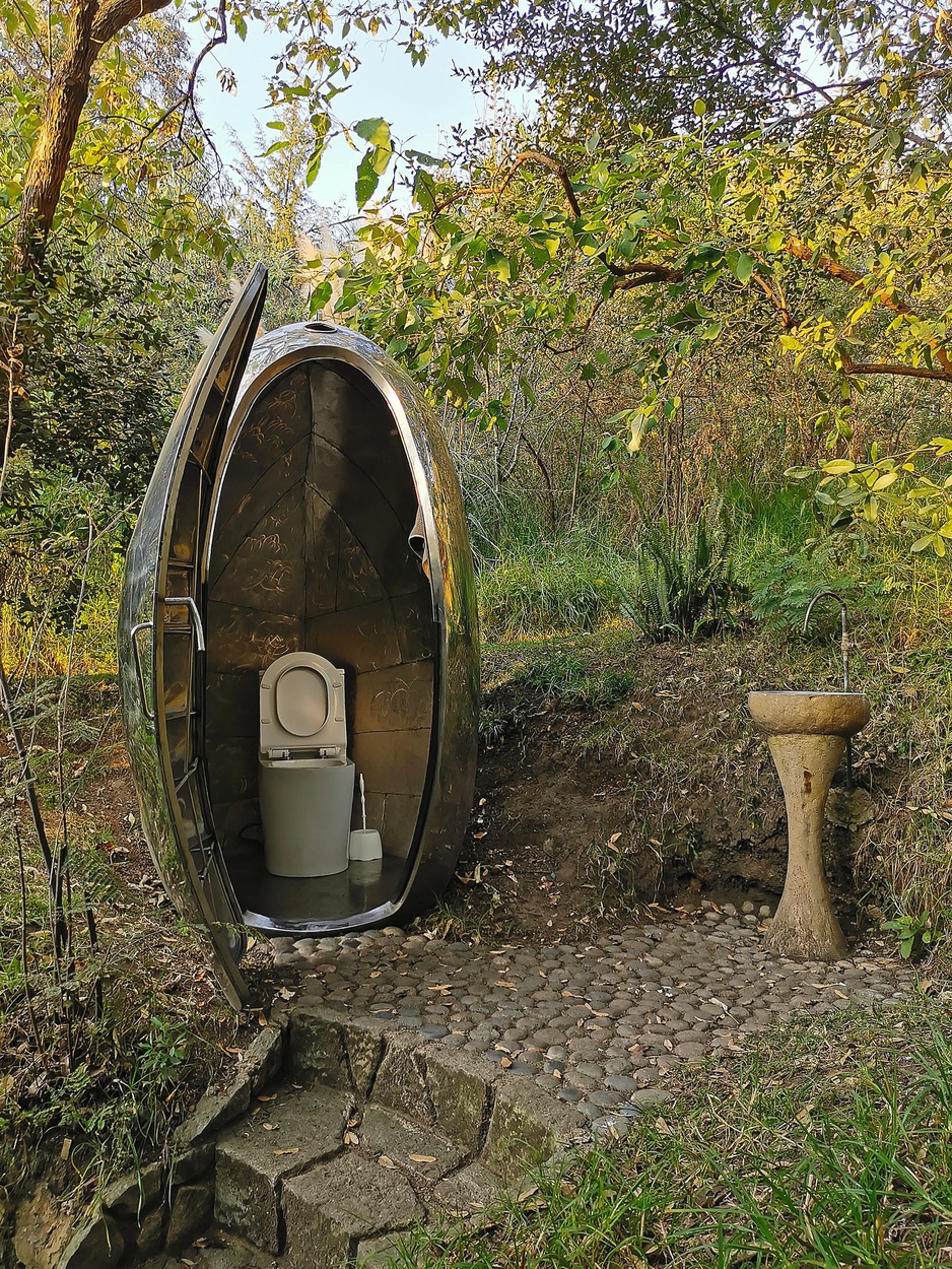 El Nido de Quetzalcóatl Space-Age Outdoor Toiler