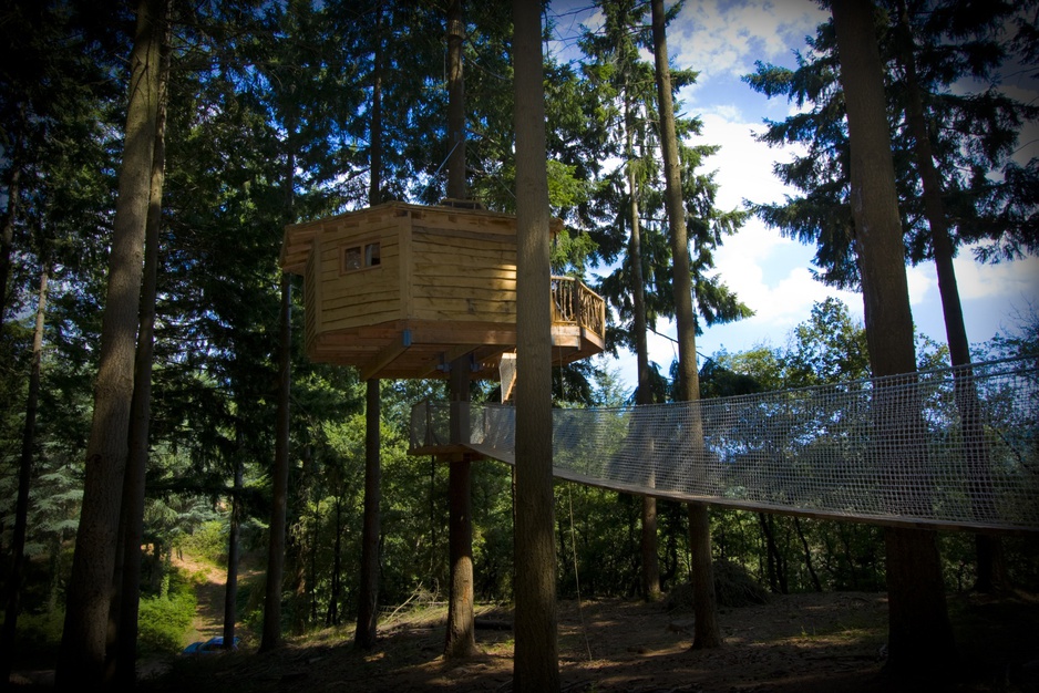 Cabanes Als Arbres tree house with suspension bridge