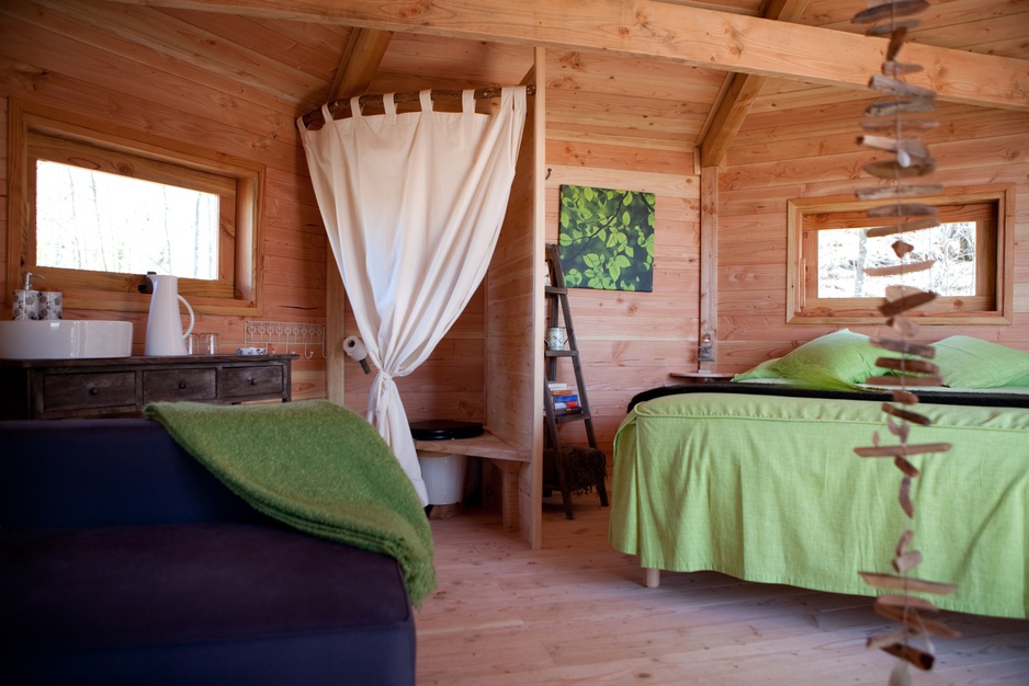 Cabanes Als Arbres tree house green room