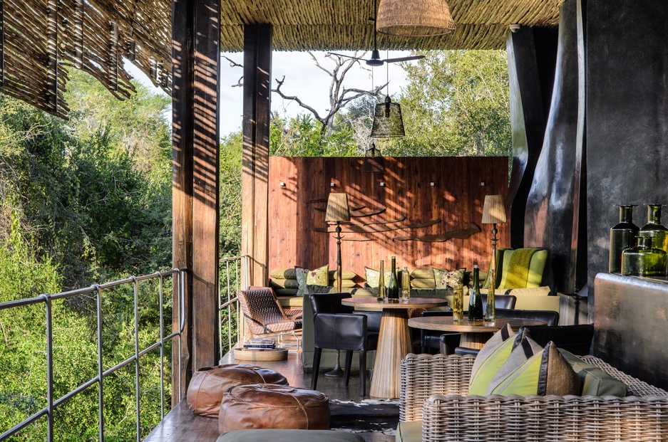 Singita Sweni Lodge lounge and dining place with open view on the nature