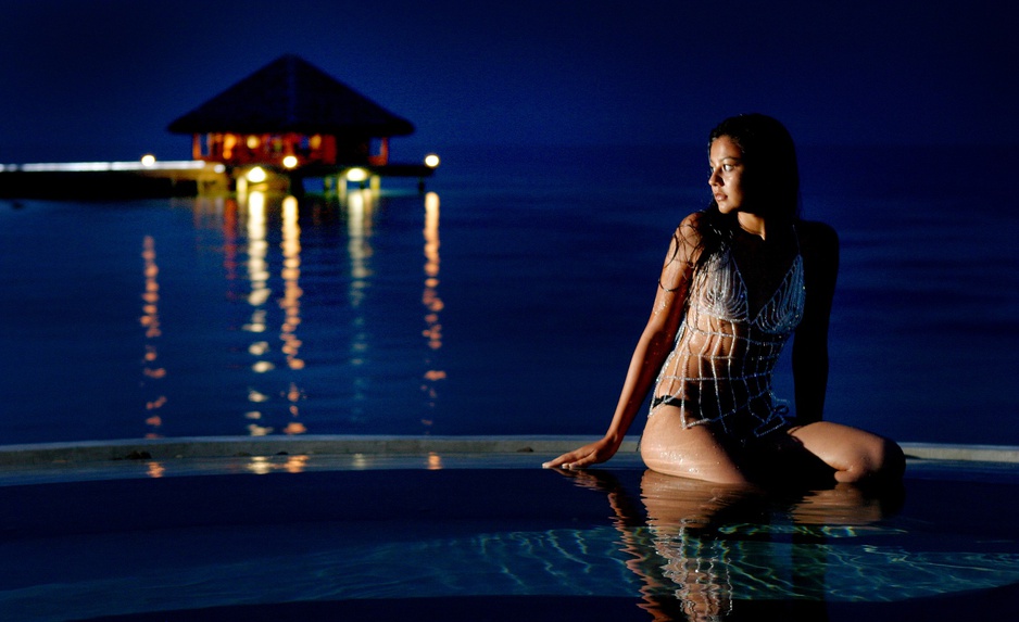 Girl in the jacuzzi of Huvafen Fushi hotel