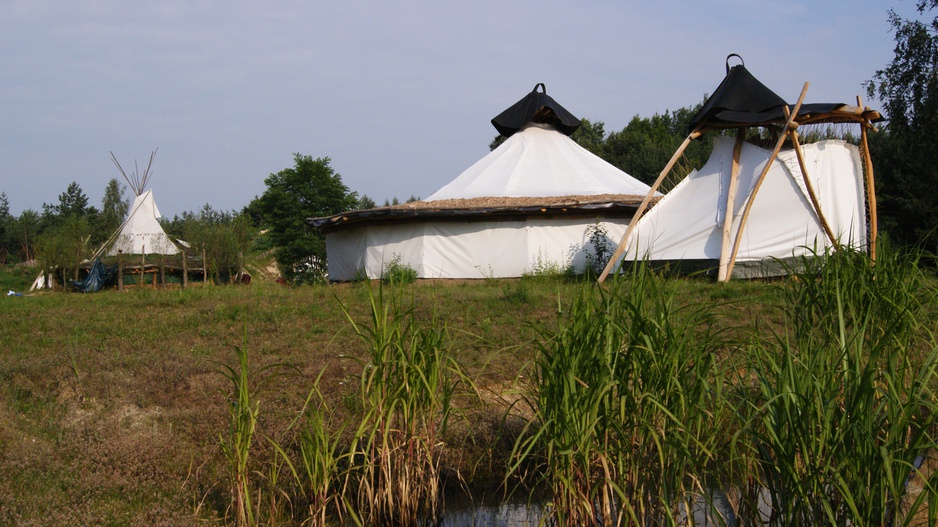 Baumhaushotel white tents