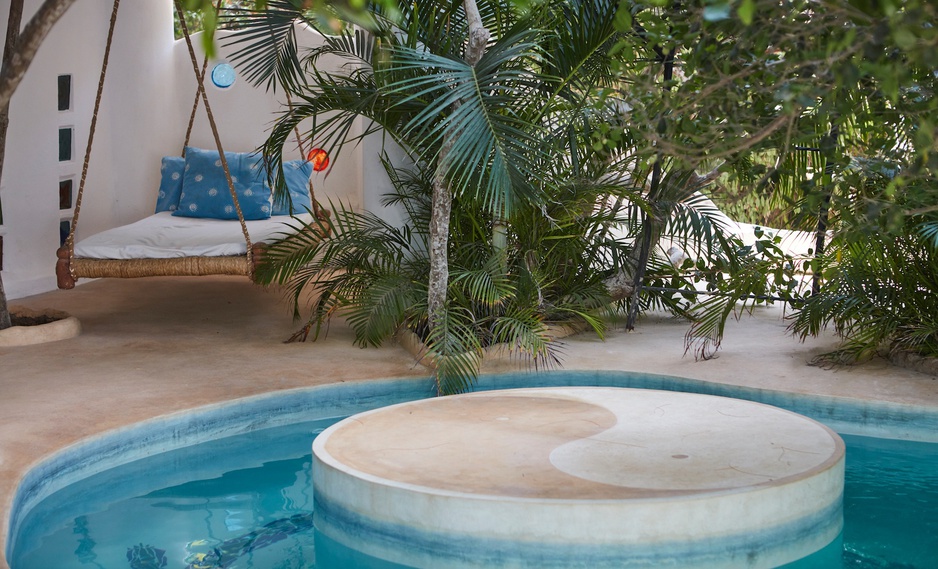 Watamu Treehouse pool with swing bed