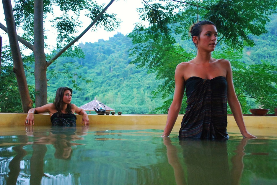 Muang La Lodge Women In The Hot Tub