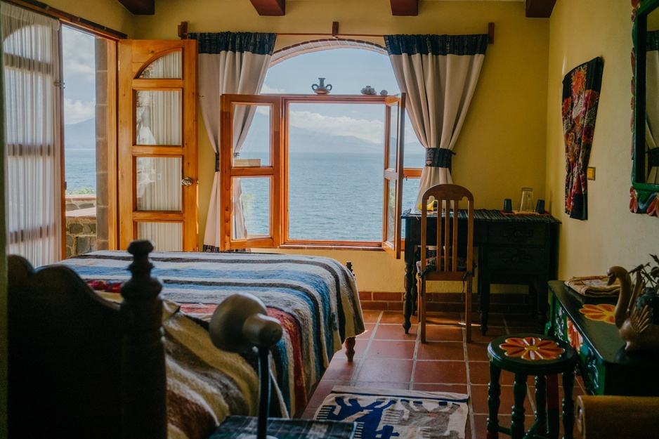 Hotel La Casa del Mundo Medium Size Cozy Room With Lake View