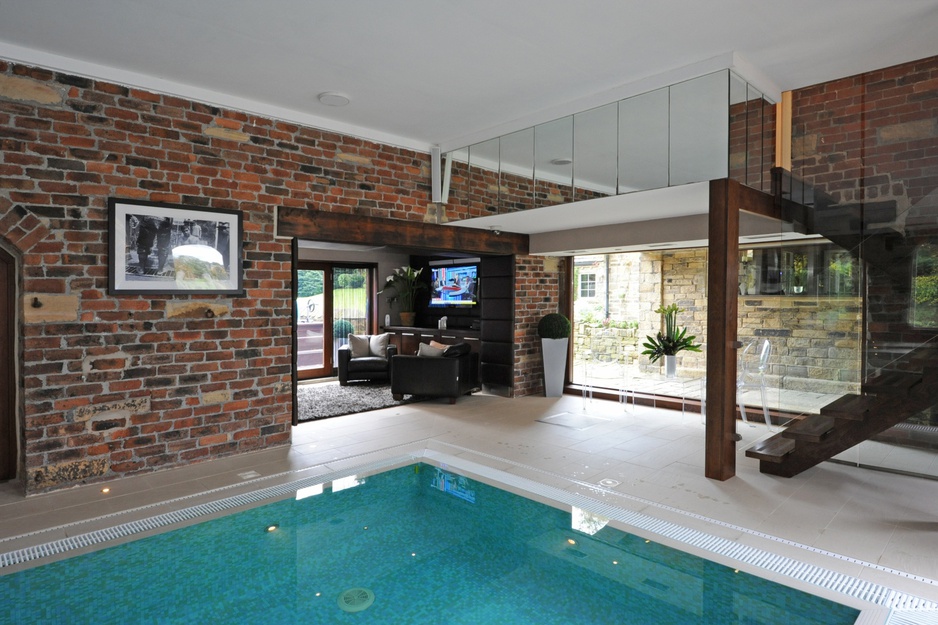 Swimming pool corner