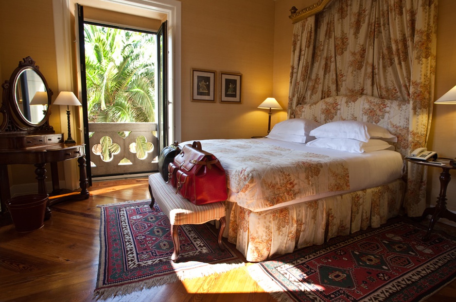 Albatroz Seafront Hotel room with view on palm tree