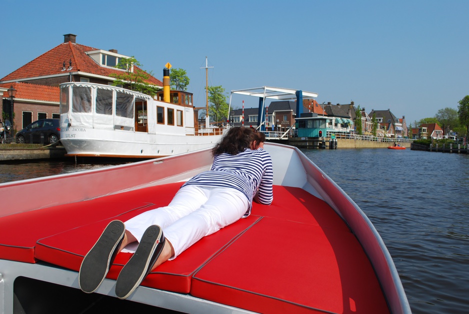 Woman enjoying the electric Sinneskou boat