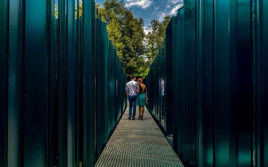 Les Cols Pavellons Couple Walking