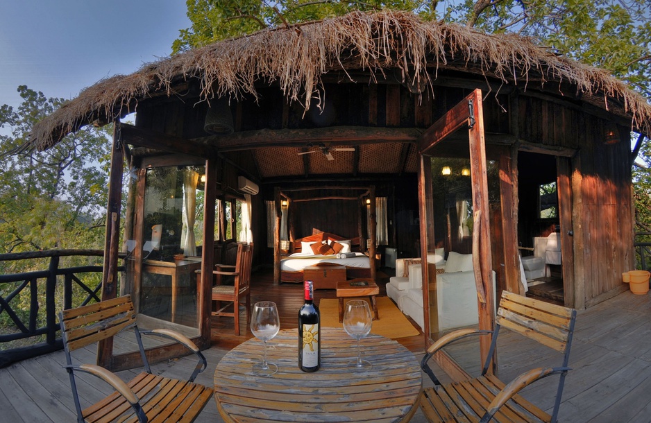 Tree House Hideaway balcony with wine