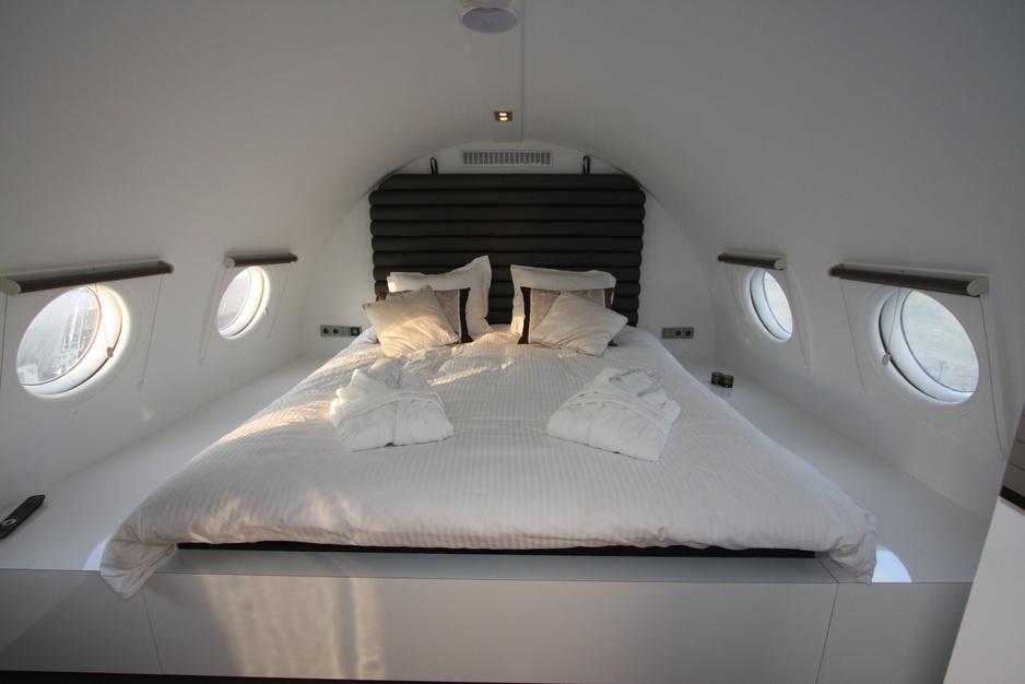 Airplane Suite bedroom