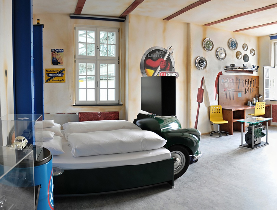 V8 Hotel – Car-themed hotel with Mercedes and Cadillac beds