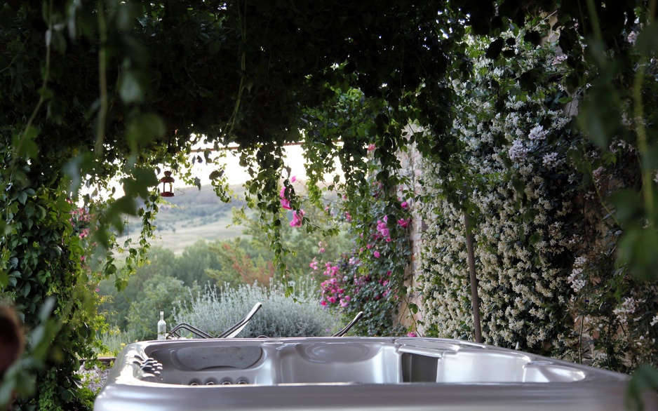 Follonico jacuzzi in the garden