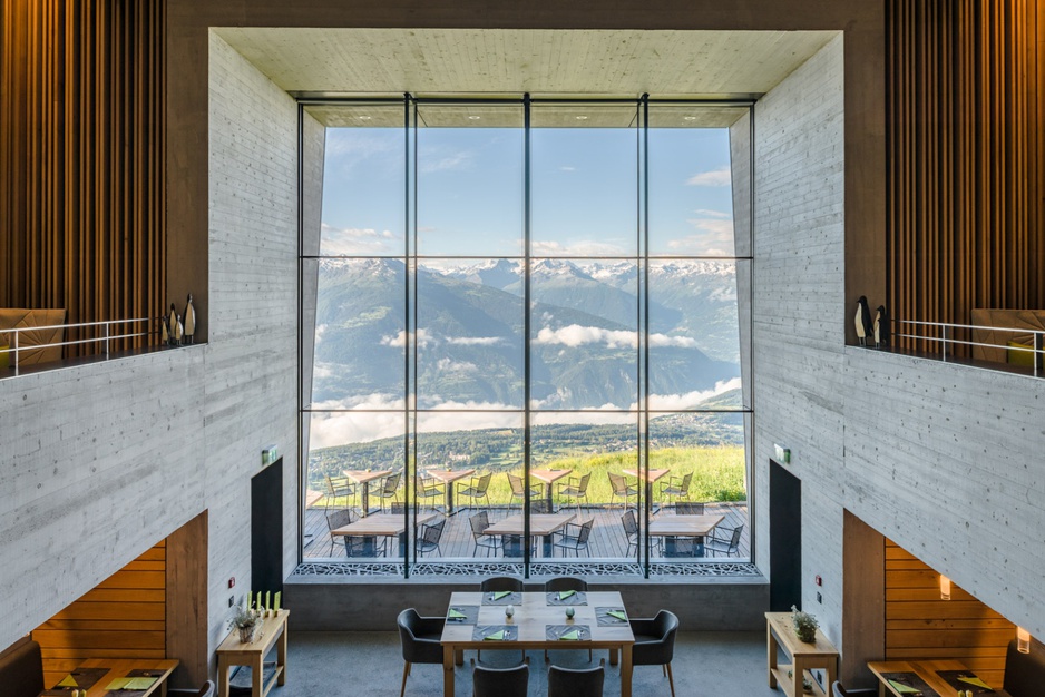 Hotel Chetzeron restaurant floor to ceiling window