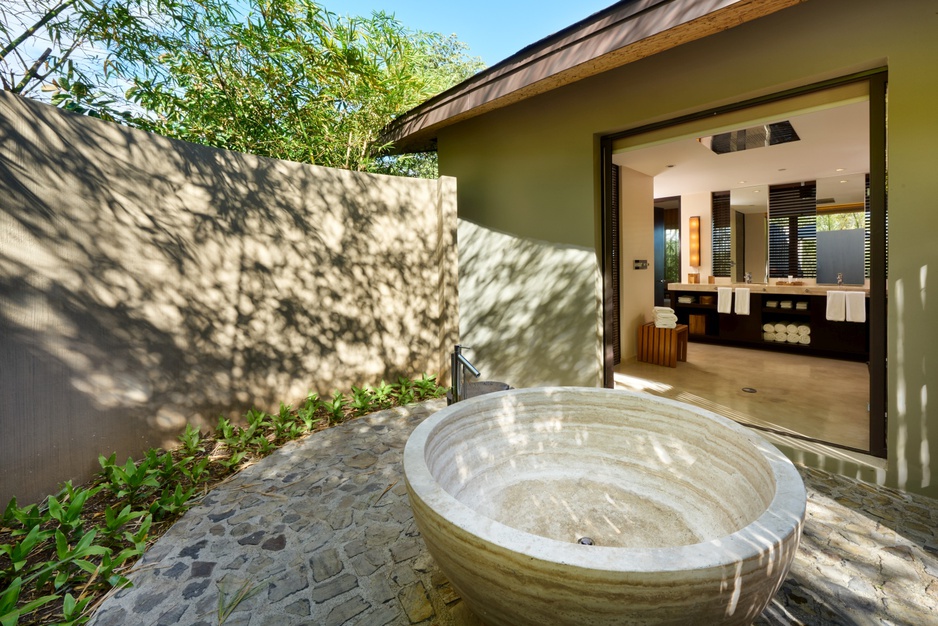 Outdoor bathtub