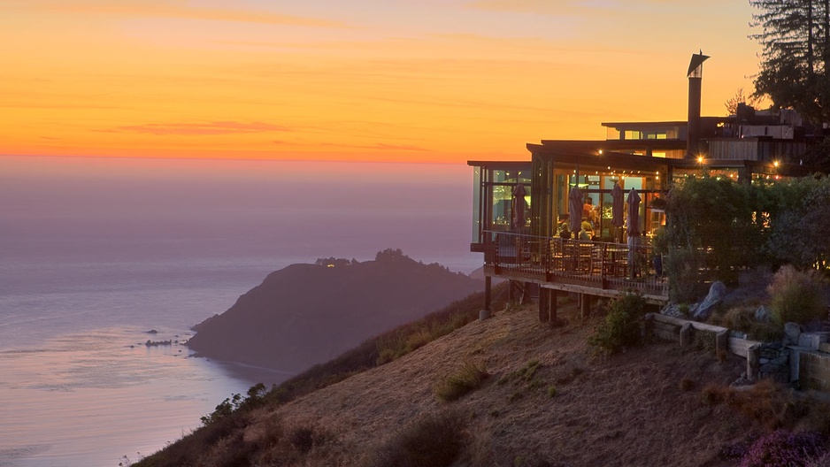 Post Ranch Inn building on the top of the Californian coastal hills