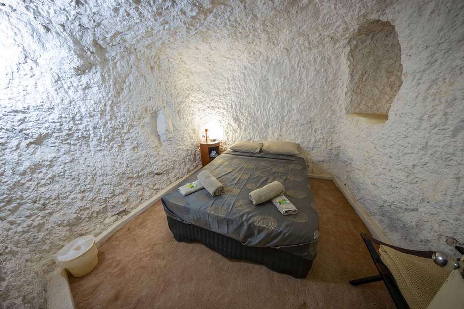 White Cliffs Underground Motel Bedroom