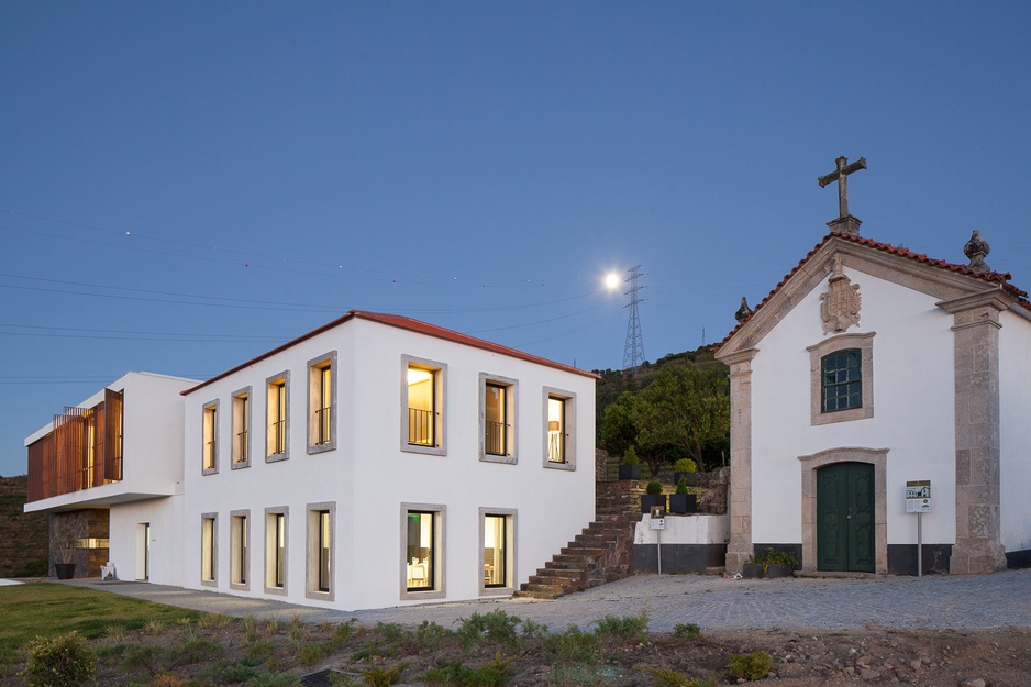 Quinta De Casaldronho and a church