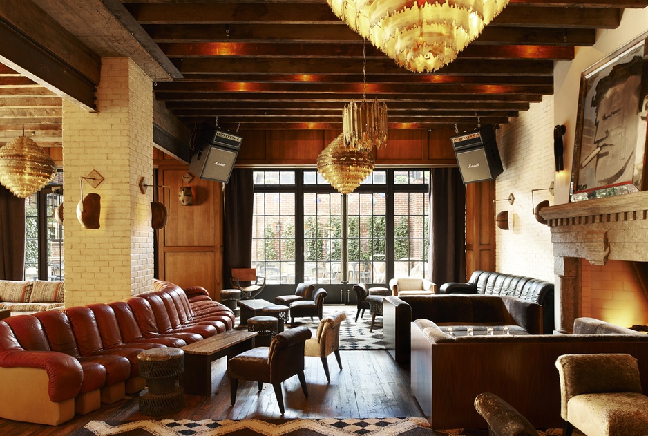 The Ludlow Hotel lobby with view on the garden