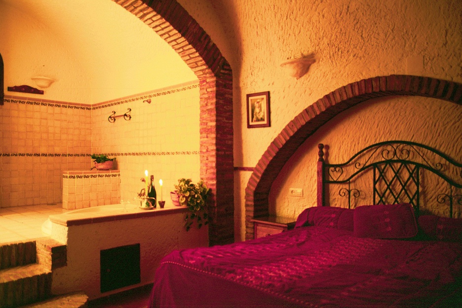 Cuevas Pedro Antonio de Alarcón bedroom with jacuzzi