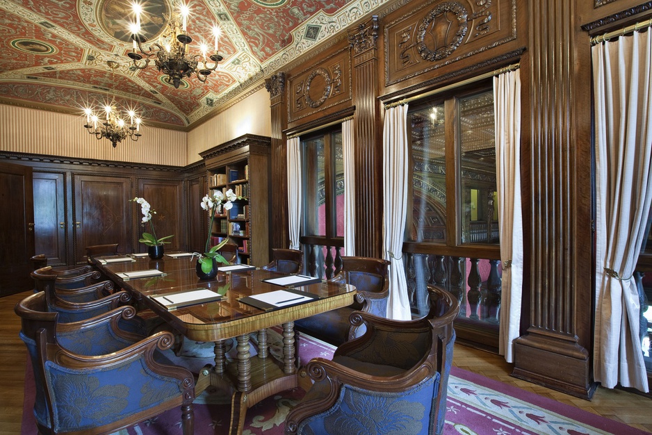 Schlosshotel Im Grunewald library