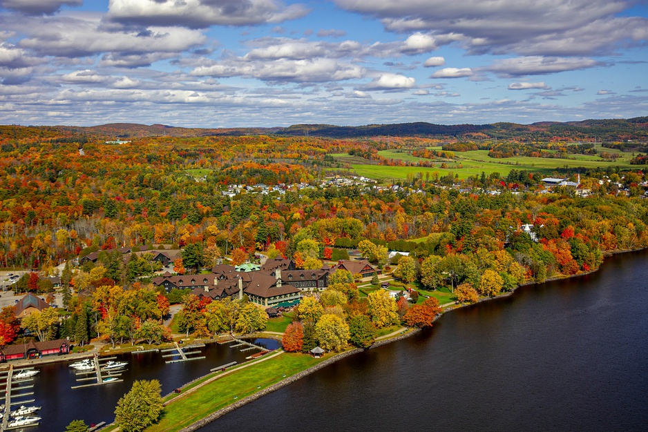 Fairmont Le Château Montebello Resort Hotel & Ottawa River