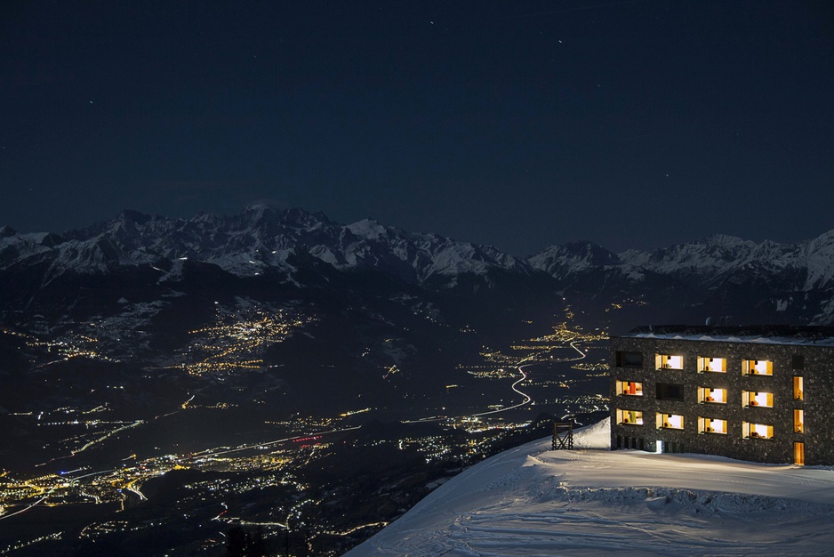 Hotel Chetzeron at night