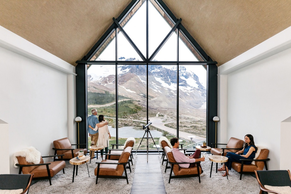 Glacier View Lodge Lounge Athabasca Glacier Panorama