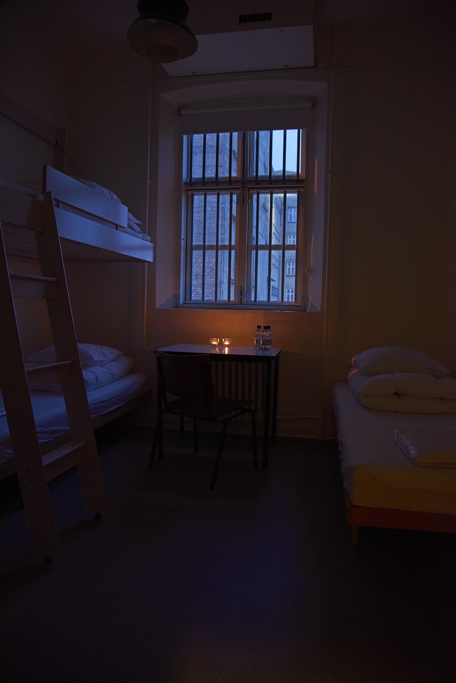 SleepIn Fængslet room at night with bunk beds