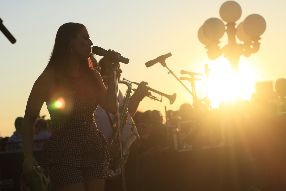 Peabody Memphis singer on the rooftop