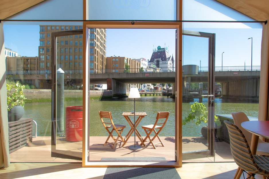 Wikkelboat Large Glass Front Facing The Terrace