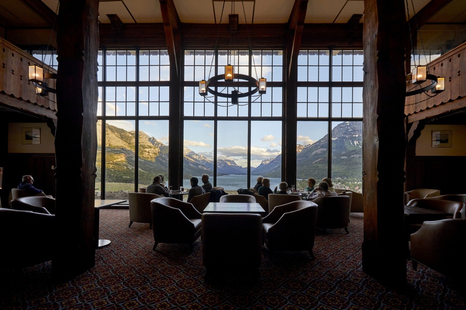 Prince of Wales Hotel Windsor Lounge Antic Chandelier And Incredible Panorama