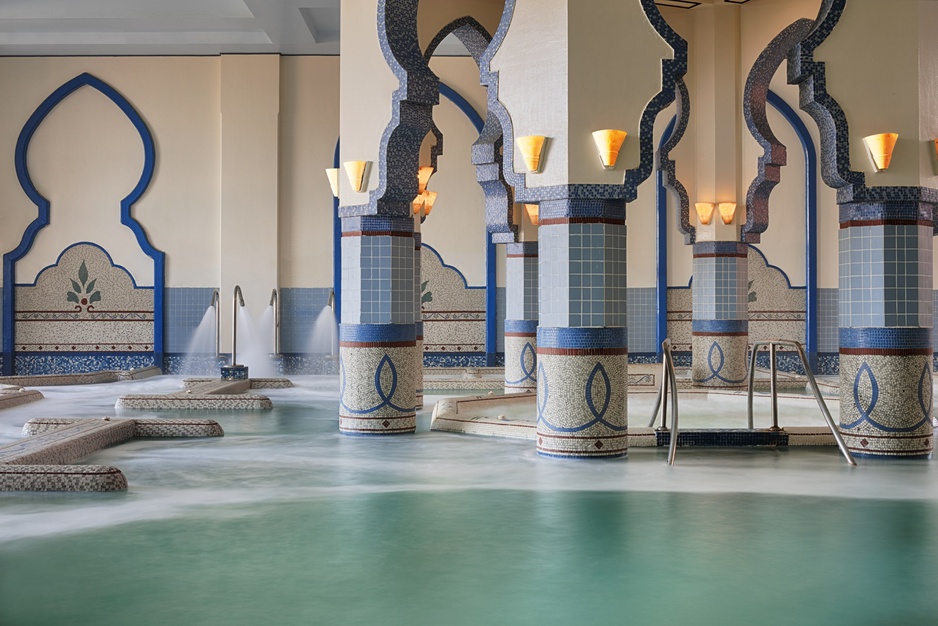 The Cascades spa aquatonic pool