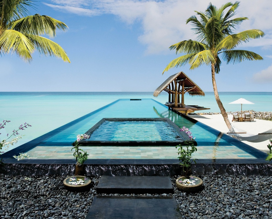 Reethi Rah infinity pool