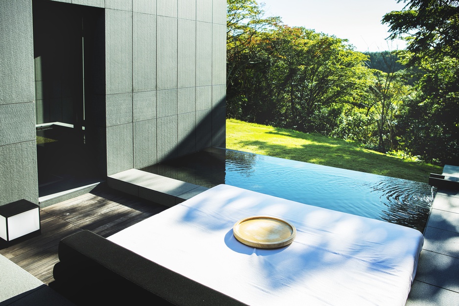 Amanemu spa indoor and outdoor thermal tubs