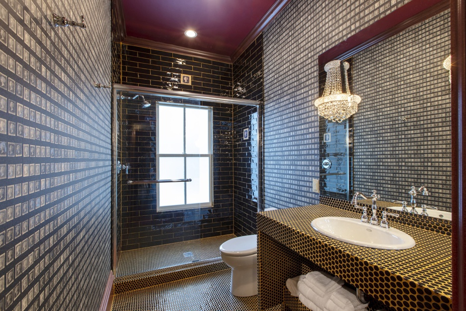 Mansion Guestrooms - Pampered Postmaster Bathroom