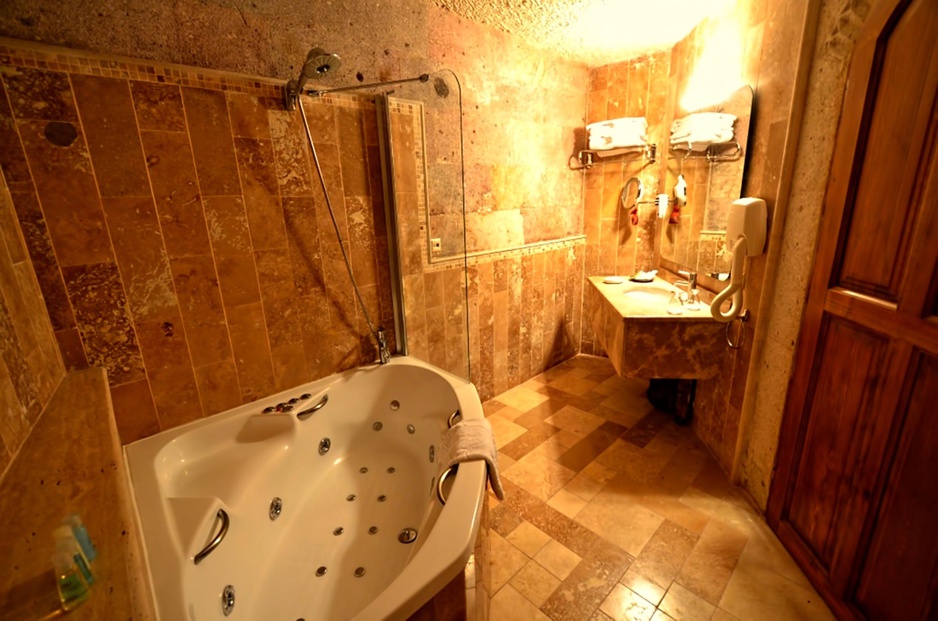 Fair Chimnet Suite Bathroom