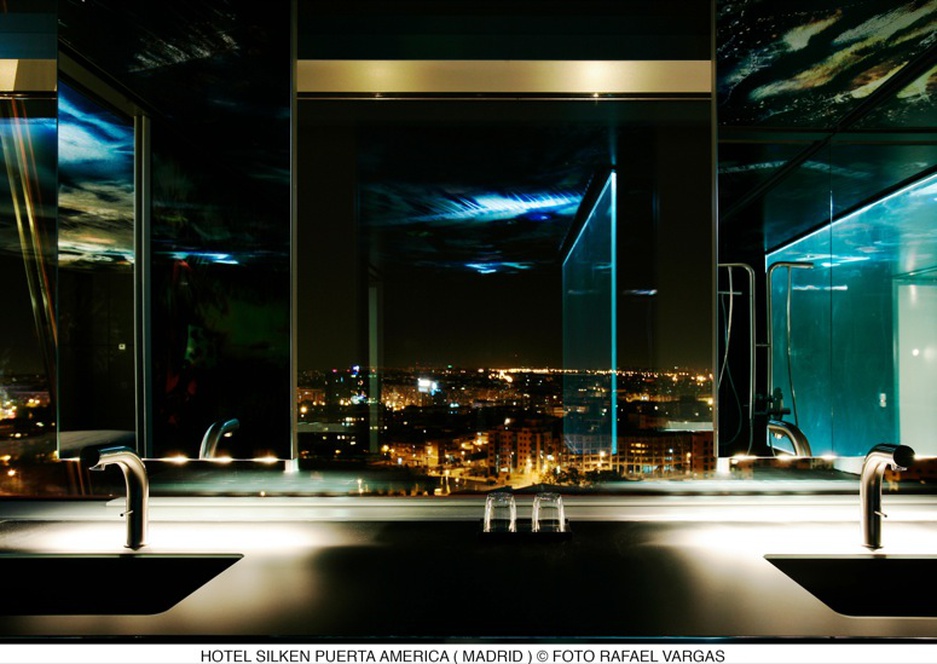 Bathroom with view on Madrid