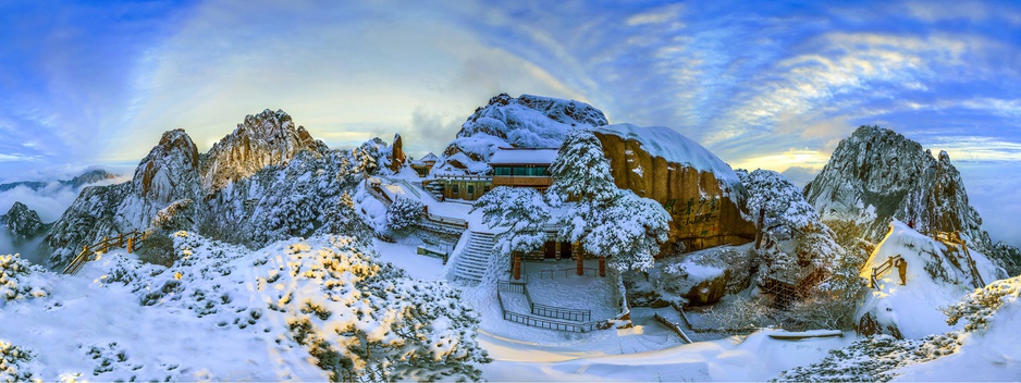 Huangshan Yupinglou Hotel During Snowy Winter