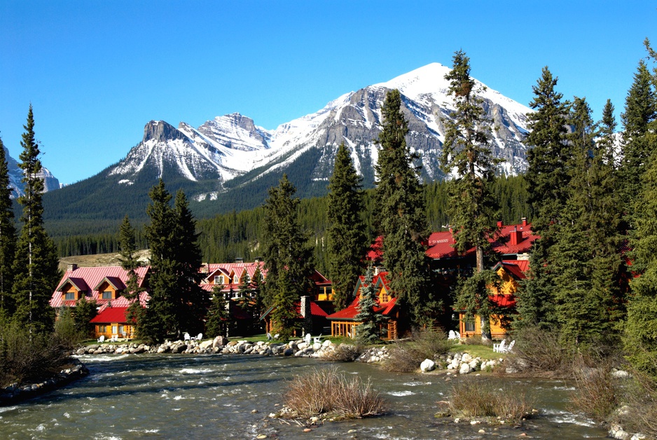 Post Hotel and Spa with mountains behind