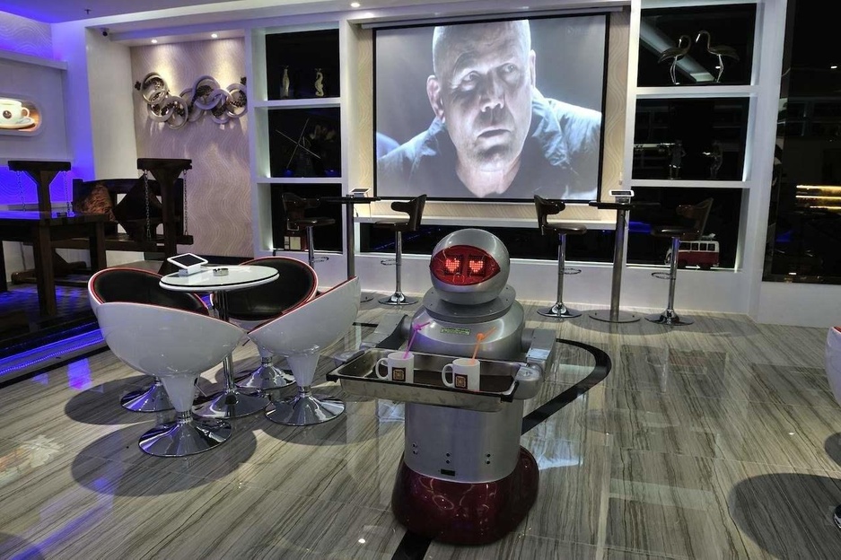 Pengheng Space Capsules Hotel robot serving drinks