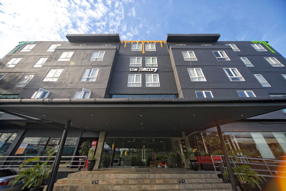 The Henry Hotel Cebu building exterior