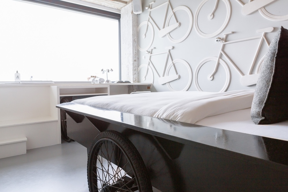 Volkshotel Special Room: White Bike Room