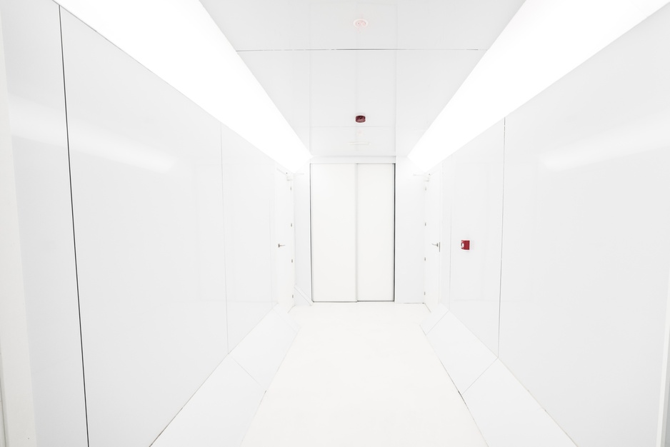 Optimi Rooms White Corridor