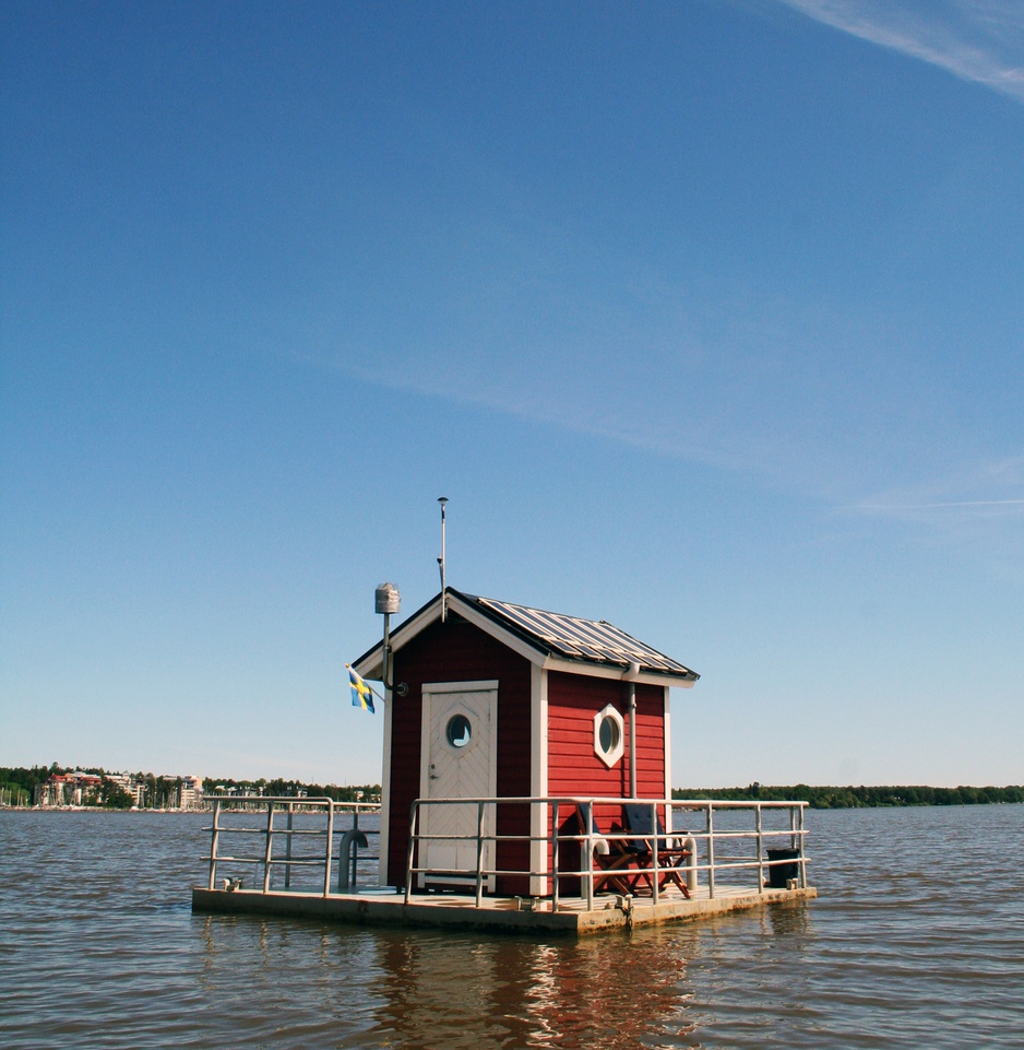 Utter Inn floating on the lake