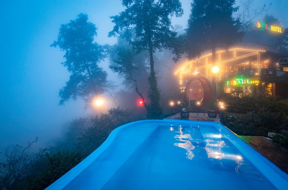 TubOtel Sapa Swimming Pool in the Evening