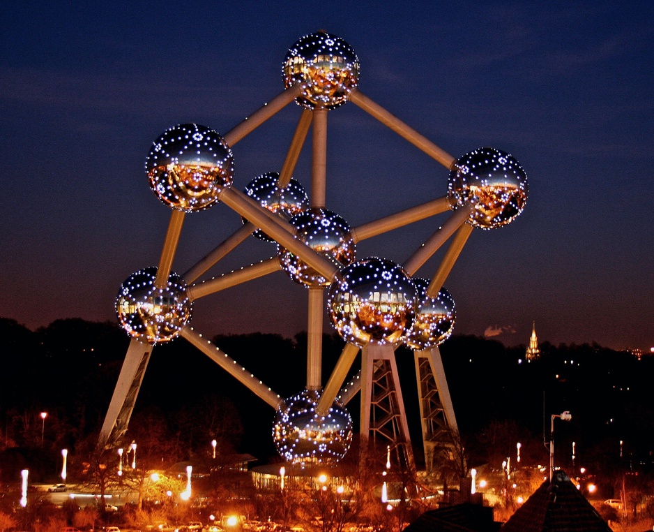 Atomium tower at night