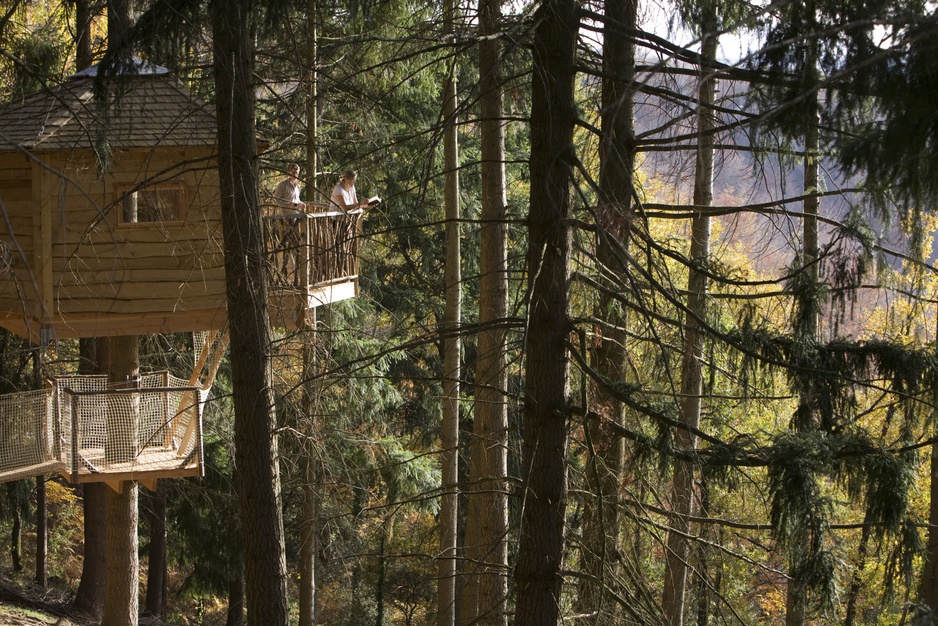 People on the terrace of Cabanes Als Arbres tree house