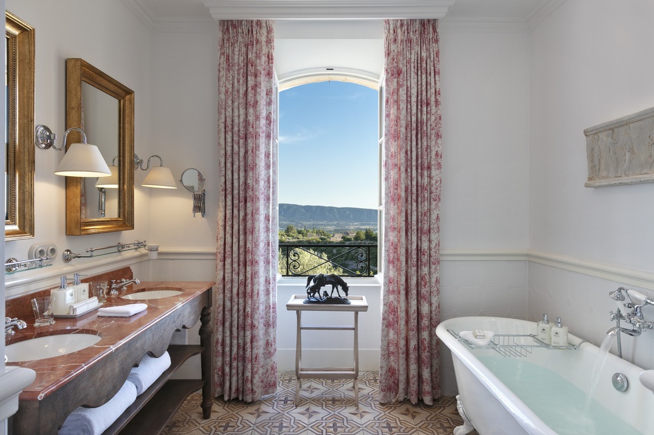 One-Bedroom Suite Bathroom