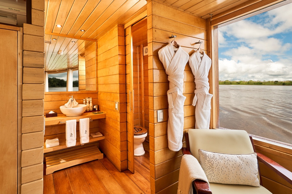 Delfin Amazon Cruises Bathroom